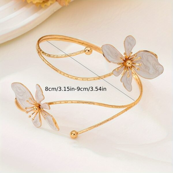 A Women's Pendant Necklace with a Fashionable White Spray-painted Flower